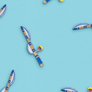 Może przedstawiać: Wzór niebieskich i białych wędek wędkarskich z żółtymi i czerwonymi kulkami na jasnoniebieskim tle.