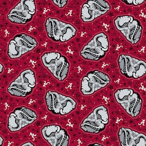 Peut inclure: Un tissu rouge foncé présentant un motif répétitif de têtes d'éléphants grises et de la lettre A blanche. Le design inclut de petits accents floraux noirs et des volutes décoratives dispersées sur le fond, créant un imprimé textile dense.