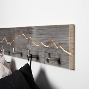 Garderobe aus Altholz mit Berg Motiv Garderobenleiste Holz Hakenleiste Wandgarderobe Bild 1