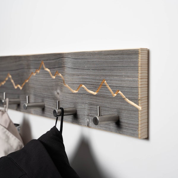 Garderobe aus Altholz mit Berg Motiv | Garderobenleiste Holz Hakenleiste Wandgarderobe
