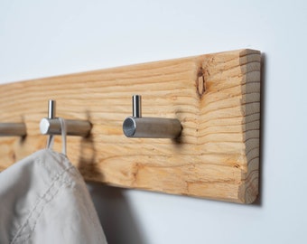 Garderobe aus Holz mit rustikaler Oberfläche | Landhausstil | Garderobenleiste Holz | Hakenleiste Garderobenpaneel