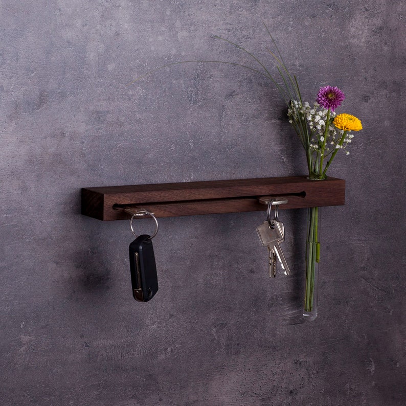 Handmade key board made of solid wood//key hook//Various variants//gifts for men//gifts for women// key holder Nussbaum mit Vase