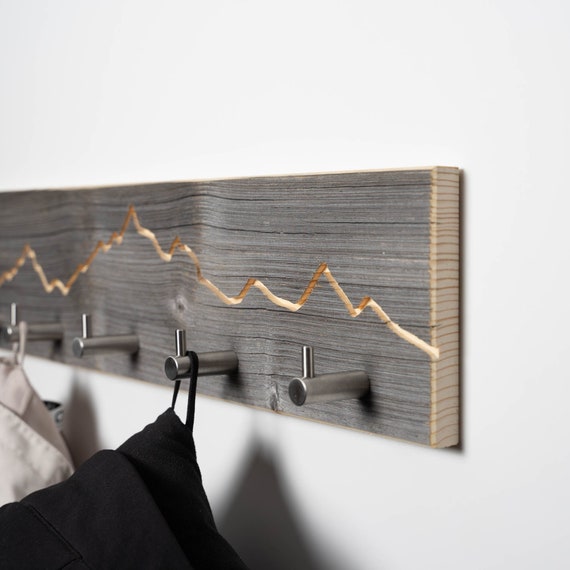 Garderobenleiste aus Altholz mit Berg Motiv | Garderobe Holz Hakenleiste Wandgarderobe