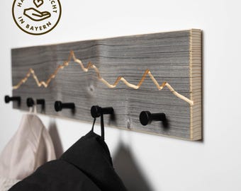 Kapstok van gerecycled hout met bergmotief | Houten kapstok met kapstokhaken en handdoekrek