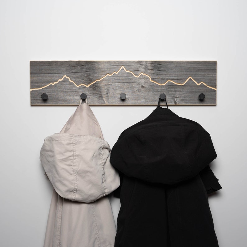 Garderobe aus Altholz mit Berg Motiv Garderobenleiste Holz Garderobenhaken Hakenleiste & Handtuchhalter Bild 2