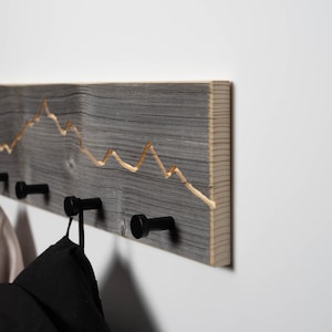 Garderobe aus Altholz mit Berg Motiv Garderobenleiste Holz Garderobenhaken Hakenleiste & Handtuchhalter Schwarze Haken