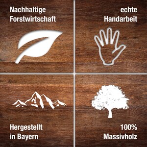K&ouml;nnte beinhalten: Vier Holzk&auml;sten mit wei&szlig;em Text und Symbolen. Der obere linke Kasten sagt "Nachhaltige Forstwirtschaft". Der obere rechte Kasten sagt "Echte Handarbeit". Der untere linke Kasten sagt "Hergestellt in Bayern". Der untere rechte Kasten sagt "100% Massivholz".