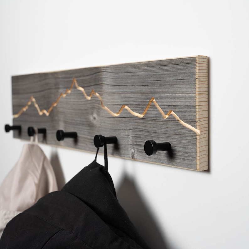 Garderobe aus Altholz mit Berg Motiv Garderobenleiste Holz Garderobenhaken Hakenleiste & Handtuchhalter Bild 1