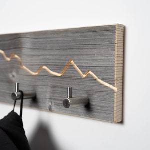 Garderobe aus Altholz mit Berg Motiv Garderobenleiste Holz Hakenleiste Wandgarderobe Edelstahl Haken