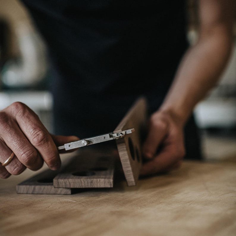 Schlüsselbrett aus Eichenholz mit Ablage und Magneten I Schlüsselhalter 30cm Holz für Flur & Büro Bild 8
