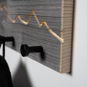 Garderobe aus Altholz mit Berg Motiv Garderobenleiste Holz Hakenleiste Wandgarderobe Bild 7