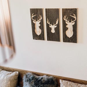 Set di 3 decorazioni murali raffiguranti cervi, realizzate in legno di recupero | Decorazioni murali in legno, corna, quadri in legno