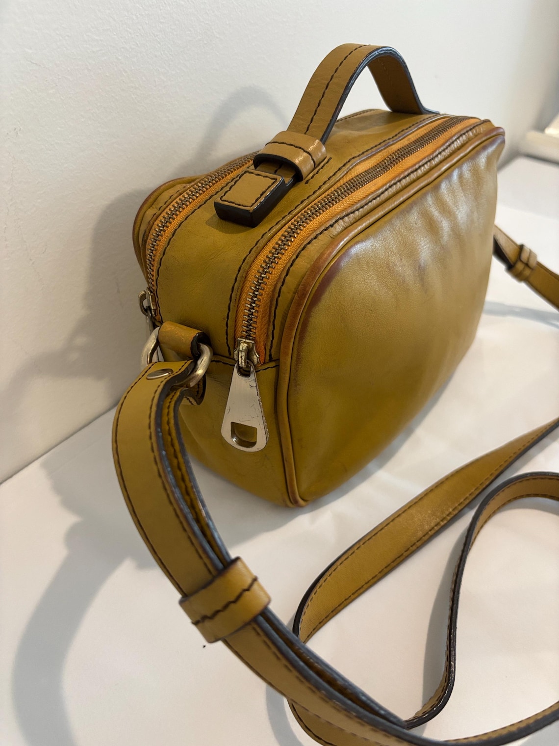 HUGO BOSS vintage leather crossbody bag purse golden yellow unisex camera bag top zippers, foto 4 di 5