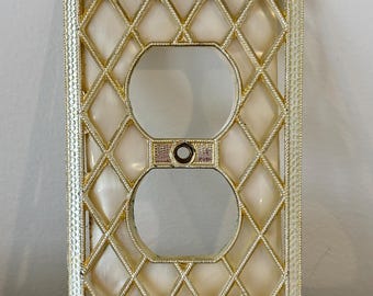 Placa de enchufe vintage, placa de enchufe de metal ornamentada de mediados de siglo con fondo nacarado, estilo Hollywood Regency.