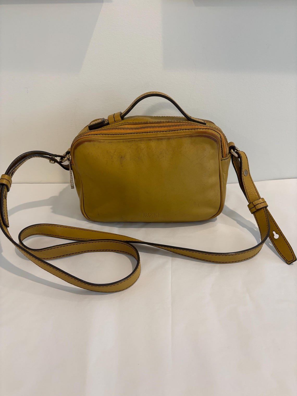 HUGO BOSS vintage leather crossbody bag purse golden yellow unisex camera bag top zippers, foto 1 di 5