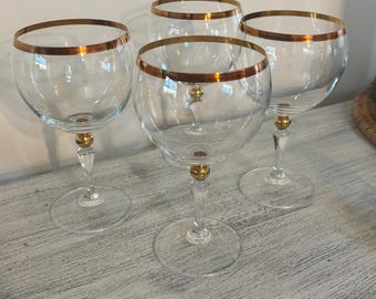 Set di quattro bicchieri da vino vintage in cristallo di Boemia, modello a palloncino con decorazione a sfera dorata e bordo dorato.