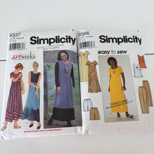 Könnte beinhalten: Zwei Simplicity-Schnittmusterpackungen. Eine Packung zeigt eine Frau in einem blauen Kleid, die andere eine Frau in einem gelben Kleid. Die Packungen tragen die Aufschrift "Simplicity" und "easy to sew".