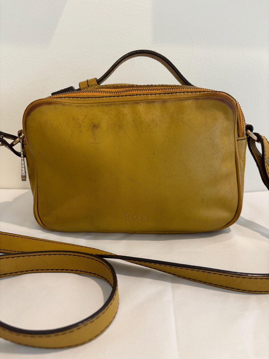 HUGO BOSS vintage leather crossbody bag purse golden yellow unisex camera bag top zippers, foto 3 di 5