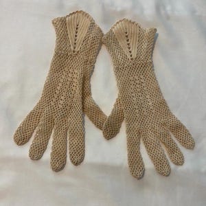 Antique hand crocheted gloves delicate Edwardian style gloves cream ivory scalloped edge knit mesh cuffed gloves vintage size small