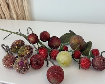 Vintage decor met kralen en gesuikerd minifruit en bessen, het meest op draadstelen