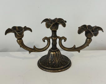 Vintage italienischer Messing-Kerzenleuchter mit dreiarmigem Design, floral geformte Tassen, verzierte Basis mit gealterter Patina