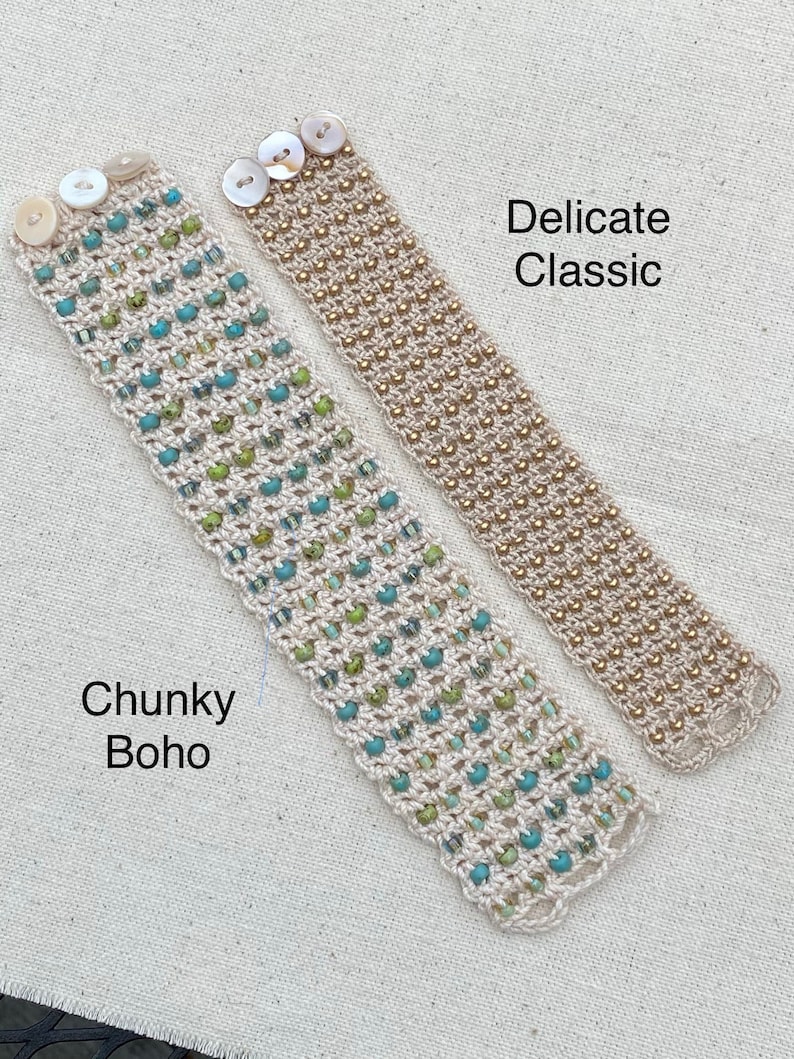K&ouml;nnte beinhalten: Zwei Perlenarmb&auml;nder, eines im dicken Boho-Stil und das andere im zarten klassischen Stil. Das dicke Armband hat gr&uuml;ne und blaue Perlen, w&auml;hrend das zarte Armband goldene Perlen hat. Beide Armb&auml;nder haben wei&szlig;e Kn&ouml;pfe.