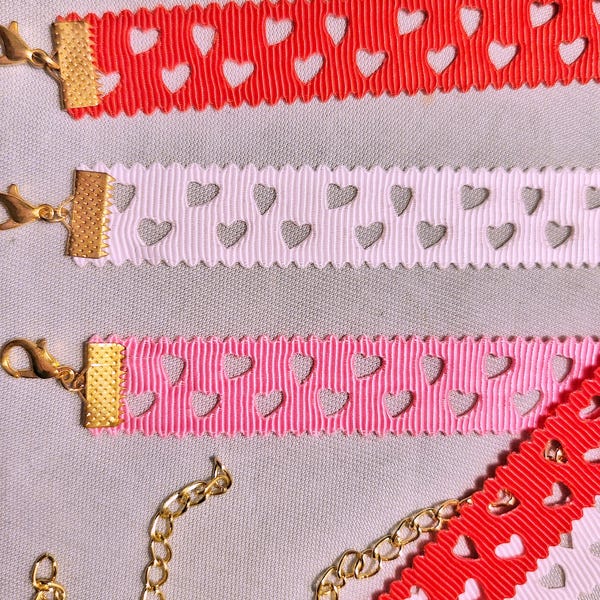 Gargantilla de cinta de San Valentín con recortes de corazones, 3 colores