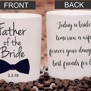 Puede incluir: Taza de caf&eacute; de cer&aacute;mica blanca con una pajarita negra y el texto "Father of the Bride" y la fecha "3.3.19". La parte posterior de la taza tiene el texto "Today a bride, tomorrow a wife, forever your daughter, best friends for life."