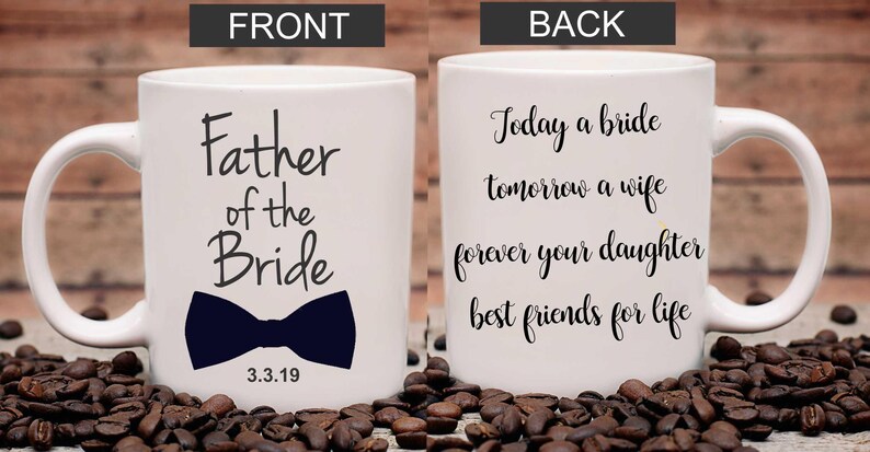 Puede incluir: Taza de caf&eacute; de cer&aacute;mica blanca con una pajarita negra y el texto "Father of the Bride" y la fecha "3.3.19". La parte posterior de la taza tiene el texto "Today a bride, tomorrow a wife, forever your daughter, best friends for life."