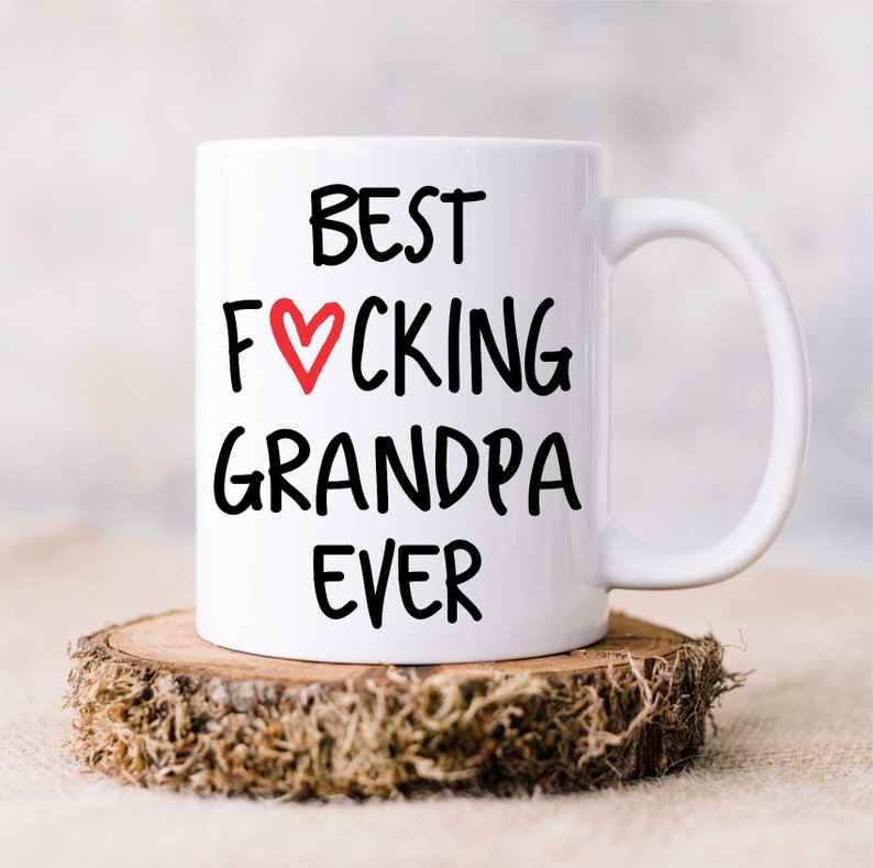 Op de afbeelding: Witte keramische mok met zwarte tekst die "Best F&hearts;cking Grandpa Ever" luidt.