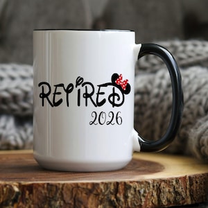 Taza de jubilación personalizada de Disney, regalos de jubilación para mujeres, taza de jubilación, regalo de jubilación, taza de Disney, Disney World, Disney Land 15oz Black Handle