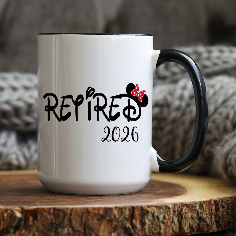 Taza de jubilación personalizada de Disney, regalos de jubilación para mujeres, taza de jubilación, regalo de jubilación, taza de Disney, Disney World, Disney Land 15oz Black Handle