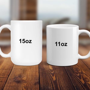 Op de afbeelding: Twee witte keramische mokken, een is 11oz en de andere is 15oz.