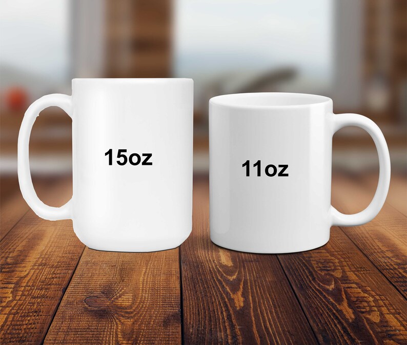 Op de afbeelding: Twee witte keramische mokken, een is 11oz en de andere is 15oz.