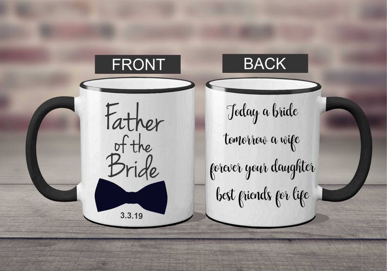 Puede incluir: Taza de caf&eacute; de cer&aacute;mica blanca con borde y asa negros. El frente de la taza dice "Father of the Bride" con una pajarita negra y la fecha "3.3.19". La parte posterior de la taza dice "Today a bride tomorrow a wife forever your daughter best friends for life".