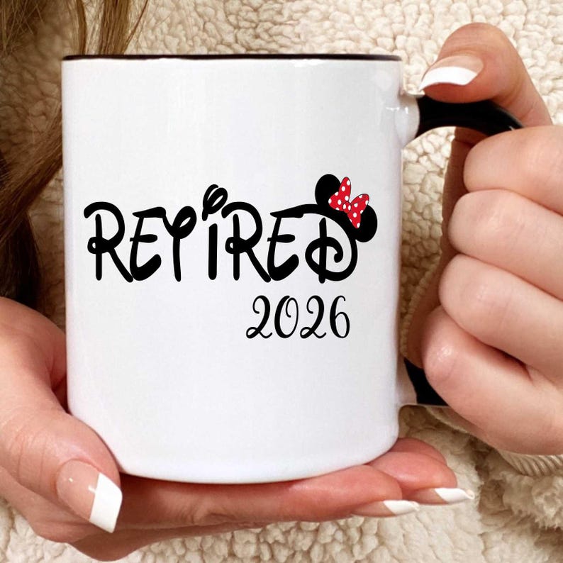 Taza de jubilación personalizada de Disney, regalos de jubilación para mujeres, taza de jubilación, regalo de jubilación, taza de Disney, Disney World, Disney Land 11oz Black Handle