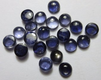 Puede incluir: Una colección de 25 piedras preciosas redondas, lisas y azules. Las piedras preciosas miden aproximadamente 6 mm de diámetro y tienen un acabado ligeramente iridiscente.