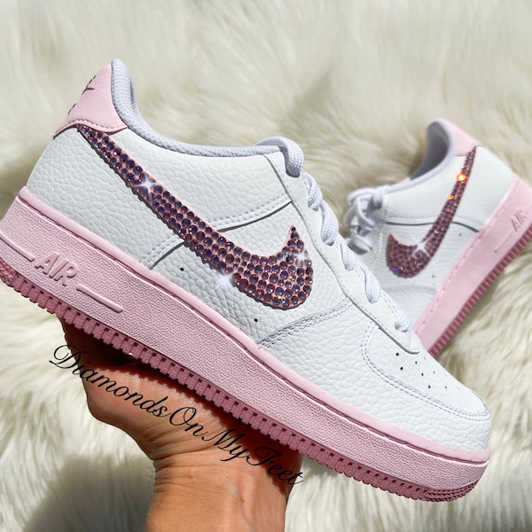 Baskets à plateforme basse blanche et rose Air Force 1 pour femmes Swarovski blingées avec des cristaux Swarovski roses authentiques chaussures Bling personnalisées