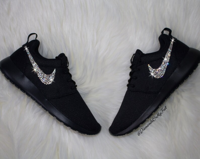 Swarovski Damen Nike Roshe Run Roshe One Schuhe alle schwarzen Sneakers Blinged Out mit authentischen Swarovski Kristallen benutzerdefinierte Bling Swarovski Damen Nike Roshe Run Roshe One Schuhe alle schwarzen Sneakers Blinged Out mit authentischen Swarovski Kristallen benutzerdefinierte Bling