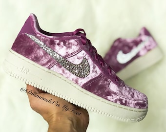 Größe 6 - Swarovski Air Kraft 1 LV8 Lila Samt Niedrige Sneakers mit authentischen klaren Swarovski-Kristallen Benutzerdefinierte Bling Schuhe