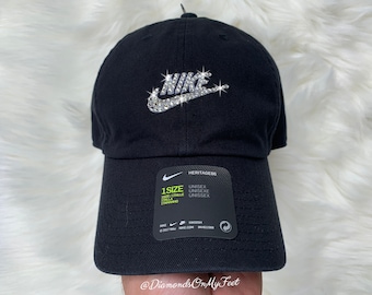 Gorra Nike con cristales Swarovski para mujer, Sportswear H86 Washed Futura, con parte trasera ajustable, color negro, con cristales Swarovski.