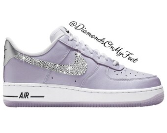 Swarovski Damen Nike Air Force 1 lila samt niedrigen Sneakers Blinged Out mit authentischen Swarovski Kristallen benutzerdefinierte Bling Nike Schuhe Swarovski Damen Nike Air Force 1 lila samt niedrigen Sneakers Blinged Out mit authentischen Swarovski Kristallen benutzerdefinierte Bling Nike Schuhe