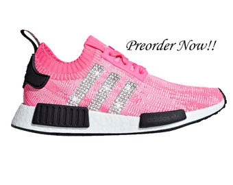 Adidas Originals NMD R1 Grau & Rosa Swarovski Damen Sneakers Blinged Out mit authentischen Swarovski Kristallen benutzerdefinierte Bling Adidas Schuhe Adidas Originals NMD R1 Grau & Rosa Swarovski Damen Sneakers Blinged Out mit authentischen Swarovski Kristallen benutzerdefinierte Bling Adidas Schuhe