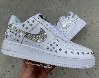Swarovski Damen Nike Air Force 1 lila samt niedrigen Sneakers Blinged Out mit authentischen Swarovski Kristallen benutzerdefinierte Bling Nike Schuhe Swarovski Damen Nike Air Force 1 lila samt niedrigen Sneakers Blinged Out mit authentischen Swarovski Kristallen benutzerdefinierte Bling Nike Schuhe