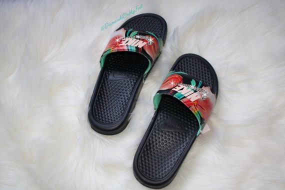 Swarovski Damen Nike Benassi JDI Floral Print schwarz gleitet Blinged Out mit authentischen Swarovski Kristallen benutzerdefinierte Bling Nike Swarovski Damen Nike Benassi JDI Floral Print schwarz gleitet Blinged Out mit authentischen Swarovski Kristallen benutzerdefinierte Bling Nike