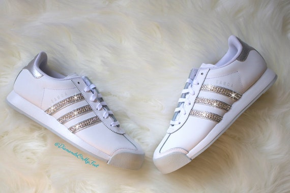Adidas Originals NMD R1 Grau & Rosa Swarovski Damen Sneakers Blinged Out mit authentischen Swarovski Kristallen benutzerdefinierte Bling Adidas Schuhe Adidas Originals NMD R1 Grau & Rosa Swarovski Damen Sneakers Blinged Out mit authentischen Swarovski Kristallen benutzerdefinierte Bling Adidas Schuhe