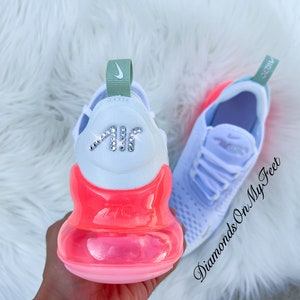 K&ouml;nnte beinhalten: Ein Set aus drei Keramikbechern mit gesprenkelter, matter Oberfl&auml;che. Die Becher sind in den Farbt&ouml;nen Creme, Hellgrau und Dunkelgrau gehalten. Jeder Becher hat ein schlichtes, minimalistisches Design, ideal f&uuml;r Kaffee oder Tee.