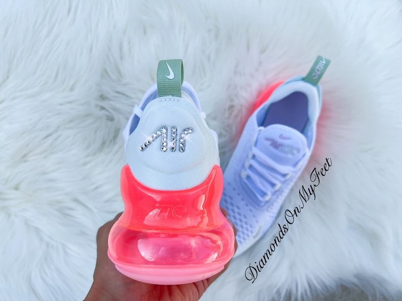 K&ouml;nnte beinhalten: Ein Set aus drei Keramikbechern mit gesprenkelter, matter Oberfl&auml;che. Die Becher sind in den Farbt&ouml;nen Creme, Hellgrau und Dunkelgrau gehalten. Jeder Becher hat ein schlichtes, minimalistisches Design, ideal f&uuml;r Kaffee oder Tee.