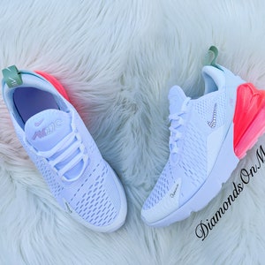 K&ouml;nnte beinhalten: Rustikales Holzschild mit dem wei&szlig;en Schriftzug "Welcome to our home". Das Schild hat eine Used-Optik und ein schlichtes, einladendes Design f&uuml;r den Eingangsbereich.