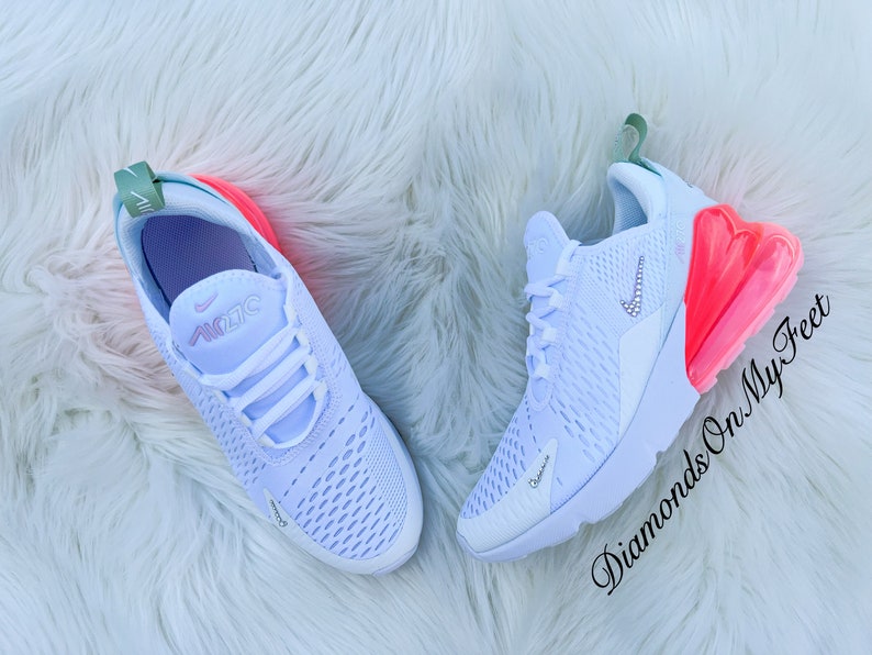 K&ouml;nnte beinhalten: Rustikales Holzschild mit dem wei&szlig;en Schriftzug "Welcome to our home". Das Schild hat eine Used-Optik und ein schlichtes, einladendes Design f&uuml;r den Eingangsbereich.